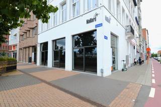 Uitstekend gelegen handelspand, ingericht als restaurant, op een commerciële toplocatie vlak bij het station van Mechelen.<br /><br />Het restaurant beschikt over een aangename verbruiksruimte met een ruime, volledig industrieel uitgeruste keuken. Via een praktisch doorgeefluik staan beide ruimtes rechtstreeks met elkaar in verbinding.<br /><br /><strong>Indeling:</strong><br /><br />Ruime eetruimte<br />Grote, volledig uitgeruste bar<br />Professionele keuken met industriële toestellen<br />Praktisch doorgeefluik tussen keuken en restaurant<br />Afzonderlijke sanitaire voorzieningen voor dames en heren<br />Kelder met extra opslagmogelijkheden<br />Ruim terras<br /><br />Uitstekende ligging vlak bij het station van Mechelen<br /><br />Oppervlakte: 268 m²<br /><br />Een mooie opportuniteit voor horecaondernemers die op zoek zijn naar een volledig ingericht restaurant op een strategische locatie in Mechelen.<br /><br />Interesse of wenst u een bezoek in te plannen? Contacteer ons via info@immovos.be of 0479 35 71 72.
