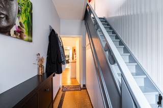 <strong>Uiterst gezellige en fris ingerichte woning met zuidoostgeoriënteerde stadstuin, 3 slaapkamers, 2 badkamers en ruime zolder (eventueel voor extra slaapkamers of hobbyruimte). De lichtrijke en stijlvol up-to-date gebrachte gezinswoning beschikt over een ruime patio, aparte zij-ingang voor fietsen (of opslag) en een tuinhuis/berging voor tuinmateriaal. De woning is centraal gelegen in de rustige, nieuw aangelegde Gasstraat te Mol met legio parking voor de deur. Bovendien gelegen nabij Rondplein centrum Mol, Markt en op wandelafstand van alle voorzieningen: warme bakker, supermarkt, scholen, sportfaciliteiten (Vita Den Uyt) en de natuur in de zuidrand van de binnenkern te Mol. De woning van bouwjaar 1935 is doorheen de jaren steevast up-to-date gehouden en gerenoveerd (o.a. elektriciteit in 2016, nieuwe gasketel in 2020, badkamer en schilderwerken in 2022, etc), waardoor zij onder meer over een gunstige energiescore beschikt (C-label - EPC-score van 253kWh/m²/jaar). <br /><br />Zij biedt verder veel lichtinval, een praktische en aangename indeling en is steeds punctueel onderhouden. De woning is, behoudens de golfplaten op het tuinhuis, vrij van asbest. De elektriciteit is volledig conform.<br /><br />De woning is gelegen vlakbij centrum Mol, op enkele autominuten van Geel, Dessel en Balen; bovenop beschikt deze over een vlotte beschikbaarheid via de N71 (verbinding Geel-Lommel).<br /><br /></strong><em>Gelijkvloerse verdieping<br /><br /></em><span>De nette inkomhal met vaste houten trap, stijlvol geschilderd in blauw, geeft toegang tot woonkamer en daaropvolgend de keuken en patio. De woonkamer op kwaliteitslaminaat is ingedeeld in een zit- en eetgedeelte. Zij is recent en geniet van een rustgevende atmosfeer. Er is ruimte voor dressoir, kasten en TV-meubel. Lambrisering met reliëf is speels doch verwijst discreet naar de authenticiteit van het oorspronkelijke pand.<br /><br />De keuken is ruim en geeft toegang tot de achtergelegen benedenbadkamer. Deze keuken is voorzien van ontbijthoek, inbouwkastruimte, heteluchtoven, vaatwasmachine, watersteen en kookvuur. De aansluitende badkamer beschikt over een ligbad (met douchegordijn), toilet en aansluiting voor wasmachine.</span><br /><br /><span>De keuken en leefruimte zijn bijzonder lichtrijk doordat zij uitgeven op de binnenkoer op wit-geel mozaïektegel (deze is eventueel open te maken). Deze patio is polyvalent te gebruiken als binnenkoer of te integreren in de leefruimte. Via deze koer kan men rechtstreeks de straat bereiken via een afzonderlijke toegang.</span><br /><br /><em>Verdiepingen - Slaapkamers, badkamer &amp; zolderverdieping<br /><br /></em><span>Op de eerste verdieping zijn 3 slaapkamers gelegen, waarvan 2 ruime slaapkamers en een kinderkamer/bureau. De badkamer is recent gerenoveerd, jong afgewerkt en opgedeeld in een stijlvolle wastafel, een inloopdouche en een afzonderlijke toilet. <br /></span><br /><span>De zolderverdieping, bereikbaar via een vlizotrap, is reeds afgewerkt en evenzeer polyvalent inzetbaar als extra slaapkamer, thuiskantoor of hobbyruimte. Vaste trap (bijv. wentel) kan worden voorzien. <br /></span><br /><em>Buitengebeuren - Stadstuin en opslag<br /><br /></em><span>De volledig omheinde stadstuin is gezellig aangelegd en zuidoostgeoriënteerd. Er is verder een terras aanwezig en mogelijkheid voor opslag.<br /><br /></span>Ook in zij-ingang, koer en kelder is legio mogelijkheid voor opslag.<br /><br /><span>Bijzonderheden:</span><br /><span>- Goed onderhouden en stijlvol ingerichte woning<br /></span><span>- Goede energiescore (label C - 253kWh/m²/jaar)</span><br /><span>- Vlotte ontsluiting via N71 </span><b>~</b><span> ideaal voor woon-werkverkeer</span><br /><span>- Rustige ligging doch vlakbij voorzieningen centrum Mol</span><br /><span>- Bewoonbare bruto-opp. van maar liefst 217m² </span><br />- Dubbele beglazing, recente gasketel, etc.<br />- Op één asbestmateriaal asbestvrij