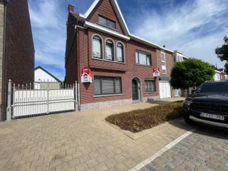 <strong>Instapklare halfopen woning met loods(248m²)</strong><br /><br /><strong>loods:</strong>
<ul><li>dak vernieuwd 2026 + geïsoleerd</li><li>drijfkracht</li><li>gepolierde vloer</li><li>voorzien van aparte wc</li><li>automatische garagepoort(4m hoog en 3,5m breed)</li></ul>
<br /><strong>woning:</strong>
<div><u>gelijkvloers</u>: inkomhal, slaapkamer/bureau, toilet, leefruimte met open keuken, veranda, badkamer, tweede keuken, tuin met toegang tot garage en loods<br /> </div>
<div><u>eerste verdiep</u>: tweede badkamer, 2 slaapkamers, bureau<br /> </div>
<div><u>tweede verdiep:</u> 1 slaapkamer met mogelijkheid tot nog 2 extra kamers</div>
<br /><strong>Troeven:</strong>
<ul><li>woning volledig verbouwd eind jaren '90</li><li>regenput 15.000l en steenput</li><li>droge kelder</li><li>ruime loods met elektrische poort(3,5 op 4 meter)</li><li>ruime kamers mogelijkheid</li><li>elektriciteit 100% conform</li><li>overal automatische rolluiken</li></ul>
<br />deze prijs is een vanafprijs