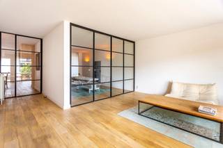 <p>Ruim kantoor van ca 153 m² aan de Ruggeveldlaan in Deurne. De nabijheid van enkele grote invalswegen en openbaar vervoer zorgt voor een vlotte bereikbaarheid.</p>
<p>Het kantoor bevindt zich op de eerste verdieping en is momenteel in gebruik als praktijkruimte, maar thans vergund als appartement.</p>
<p>Riante inkomhal met gastentoilet en momenteel ook voorzien van grote keuken met eiland.</p>
<p>Aan de voorzijde bevindt zich een grote open ruimte met aangrenzend een aangenaam terras van ca 5 m². De kamerbrede raampartijen zorgen ervoor dat deze ruimte aangenaam licht en ruim aanvoelt. De parket die werd doorgetrokken in het volledige appartement zorgt dan weer voor een warme touch.<br />Deze ruimte biedt nog tal van mogelijkheden naar indeling toe. Momenteel onderverdeeld in zitruimte en aparte bureau.</p>
<p>Naastgelegen keuken is voorzien van verschillende toestellen: koelkast met vriesvak, keramische kookplaat en vaatwasser. Berging met aansluitingen voor wasmachine en droogkast.<br /><br />Centraal bevindt zich de badkamer. Deze is aangenaam ruim en uitgerust met bad, douche en dubbele lavabo.</p>
<p>Aan de rustige achterzijde bevinden zich momenteel 3 behandelkamers. Oorspronkelijk waren dit vier slaapkamers, met allemaal toegang tot het achtergelegen terras van ca 17 m². Het terras strekt zich over de volledige breedte van het appartement.</p>
<p>Een privatieve kelderbergingen is reeds begrepen in de verkoopprijs.<br />Een garagebox kan bij aangekocht worden aan 30.000 euro, excl. registratiebelasting.</p>