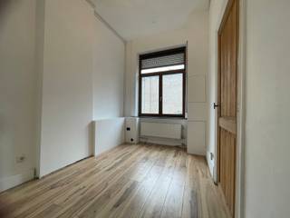 Charmante en gezellige woning vlakbij het centrum van Leuven. In de rustig gelegen Tweewatersstraat bevindt zich deze prachtige woning met 2 a 3 slaapkamers en een gezellig tuintje. Indeling: Gelijkvloers: 1 slaapkamer/bureau, woonkamer met open keuken, tuin. 1ste verdieping: Badkamer met toilet, douche, bad en dubbele lavabo + 1 slaapkamer. 2de verdieping: Zolderkamer opgesplitst in 2 delen. Het huis beschikt eveneens over een kruipkelder. Onmiddellijk beschikbaar! Huurprijs: 1450 euro/maand. Verbruik is privatief. Meer info? Mail naar claudia@immogve.be of Bel: 016/56.56.14