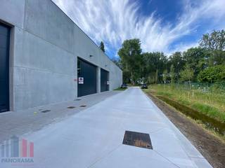 <strong>KMO-unit van 300 m² met 2 privatieve parkeerplaatsen</strong> te huur in<strong> Oostkamp</strong>. De loods maakt deel uit van het KMO-project Boostkamp.<br /><br />De opslagruimte is opgebouwd uit een staalconstructie met aan de buitenzijde geïsoleerde betonpanelen en heeft een vrije hoogte van maar liefst 6,20 m. Verder is het magazijn voorzien van een automatische sectionale poort (4 x 4.20) met afzonderlijke toegangsdeur, raampartij en een lichtstraat. Er zijn zonnepanelen aanwezig en er is mogelijkheid tot aansluiten van gas. Per 2 loodsen is een regenwaterput van 5.000 liter aanwezig.<br /><br />Tal van activiteiten mogelijk, opslag, productie, ...<br />Beschikbaar in overleg.<br /><br />Fantastisch gelegen nabij centrum Oostkamp & Brugge met een vlotte verbinding naar de E40 op- en afrit 9 Oostkamp alsook de E403.<br />Contacteer<strong> PANORAMA B2B</strong> voor bijkomende inlichtingen, plannen of een vrijblijvend plaatsbezoek <strong>0479 70 70 73</strong>.