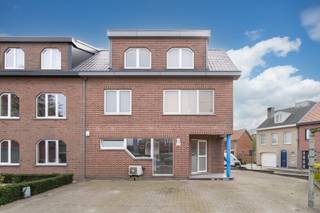 Bent u op zoek naar de perfecte uitvalsbasis voor uw zaak? Dit aantrekkelijke, gelijkvloerse handelspand bevindt zich op een absolute toplocatie...