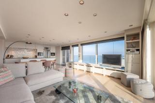 Uitzonderlijke penthouse gelegen op de Zeedijk aan het Van Bunnenplein met panoramische zichten op land en zee en mooi zonneterras...