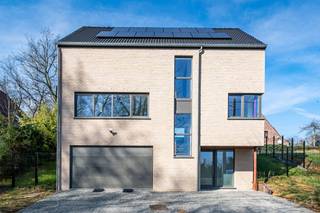 We Invest heeft het genoegen u deze prachtige volledig nieuwe bel-etage woning uit 2025 voor te stellen, met een totale oppervlakte van 240 m²...