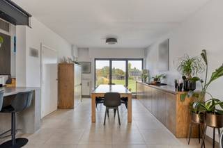 Te koop: ruime halfopen woning in de Vredestraat, centraal gelegen in Waregem, op korte afstand van het administratief centrum en...