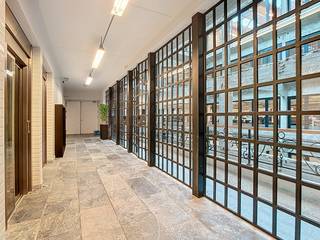 Gelegen op de eerste verdieping vinden we deze high-end kantoorruimte van +/- 600m² terug. Het kantoor is voorzien een keuken, sanitair, grote raampartijen, en een hoogwaardige afwerking. Dankzij de prachtige inkomhal ontvangt u uw klanten in stijl.<br /><br />Het gebouw is gelegen tussen Antwerpen Centrum en Antwerpen Berchem. Bovendien ook makkelijk bereikbaar via de E34 afrit Het Zuid. Verder bevindt er zich een bus- en tramhalte op 200m afstand. Ook is er de mogelijkheid om ondergrondse autostaanplaatsen bij te huren. <br /><br />EPC: X