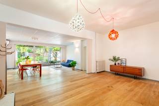 Unieke duplexwoning ontworpen door Léon Stynen<br /><br />Hier woon je uiterst centraal met een uitzonderlijk vlotte bereikbaarheid. Winkels, openbaar vervoer en grote invalswegen liggen vlakbij, en voor ontspanning zijn het Vinkenhof, Harmoniepark en Albertpark op wandelafstand. Kortom: een absolute toplocatie!<br />De woning kan zowel via de gelijkvloerse als de eerste verdieping worden betreden – ideaal voor wie een thuiskantoor of aparte ruimte nodig heeft. Op het gelijkvloers vind je een multifunctionele ruimte van ca. 67 m², een berging en een afzonderlijk toilet. De eerste verdieping is uitzonderlijk lichtrijk en biedt een prachtig zicht op de tuin. Hier bevinden zich een sfeervolle zithoek, een open ruimte (eenvoudig om te vormen tot 2 slaapkamers met badkamer), een afzonderlijk toilet, een wasplaats en de eetkamer met volledig geïnstalleerde keuken. Aansluitend ligt een zonnig terras met trap naar de tuin.<br />De absolute blikvanger is de aangelegde tuin van ca. 140 m² met veel zon, groen en een vijverpartij: een ware oase van rust midden in de stad. Verder zijn er nog een gemeenschappelijke kelder en fietsenberging.<br /><br />Bijzonderheden: <br />•Architectuur van Léon Stynen<br />•Talloze indelingsmogelijkheden<br />•Kleine mede-eigendom (slechts 1 ander appartement)<br />•Gunstige EPC-score<br />•Uitzonderlijk veel lichtinval en prachtige uitzichten<br />•Richtprijs: €765.000