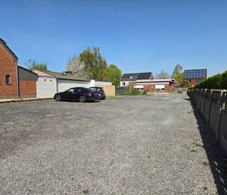 <p>Zoekt u een project met eindeloze mogelijkheden op een uitzonderlijk ruim perceel? Century 21 biedt u deze vrijstaande bungalow aan, gelegen op een schitterend terrein van maar liefst 985m². Het geheel bestaat uit drie samengevoegde percelen, wat een zeldzame troef is in de huidige vastgoedmarkt en een zee aan ruimte en privacy garandeert.</p>
<p>De woning zelf biedt een solide basis die wacht op een nieuwe eigenaar met visie om het pand naar de hedendaagse normen en eigen smaak te renoveren. Dankzij de indeling en de omvang van het perceel zijn de mogelijkheden legio: van een grondige renovatie tot een volledige transformatie van de woning met behoud van de unieke rustieke ligging.</p>
<p>Wat dit aanbod echt bijzonder maakt, is de enorme buitenruimte. Waar parkeerproblemen vaak de norm zijn, is dat hier absoluut niet aan de orde. Met een perceeloppervlakte van 985m² beschikt u over ruim voldoende parkeergelegenheid voor meerdere wagens, een bestelwagen of zelfs een camper, zonder dat dit ten koste gaat van uw tuin of buitenbeleving. Of u nu droomt van een grote siertuin, een moestuin, een ruim terras of een combinatie daarvan; de ruimte is aanwezig om al uw woonwensen te realiseren.</p>
<p>De woning is gelegen in een rustige en aangename omgeving, waar u geniet van de nodige sereniteit terwijl alle voorzieningen in de nabije omgeving vlot bereikbaar blijven. Dit is een buitenkans voor wie op zoek is naar een renovatieproject waarbij de oppervlakte en de locatie de belangrijkste factoren zijn voor een waardevolle investering op lange termijn.</p>