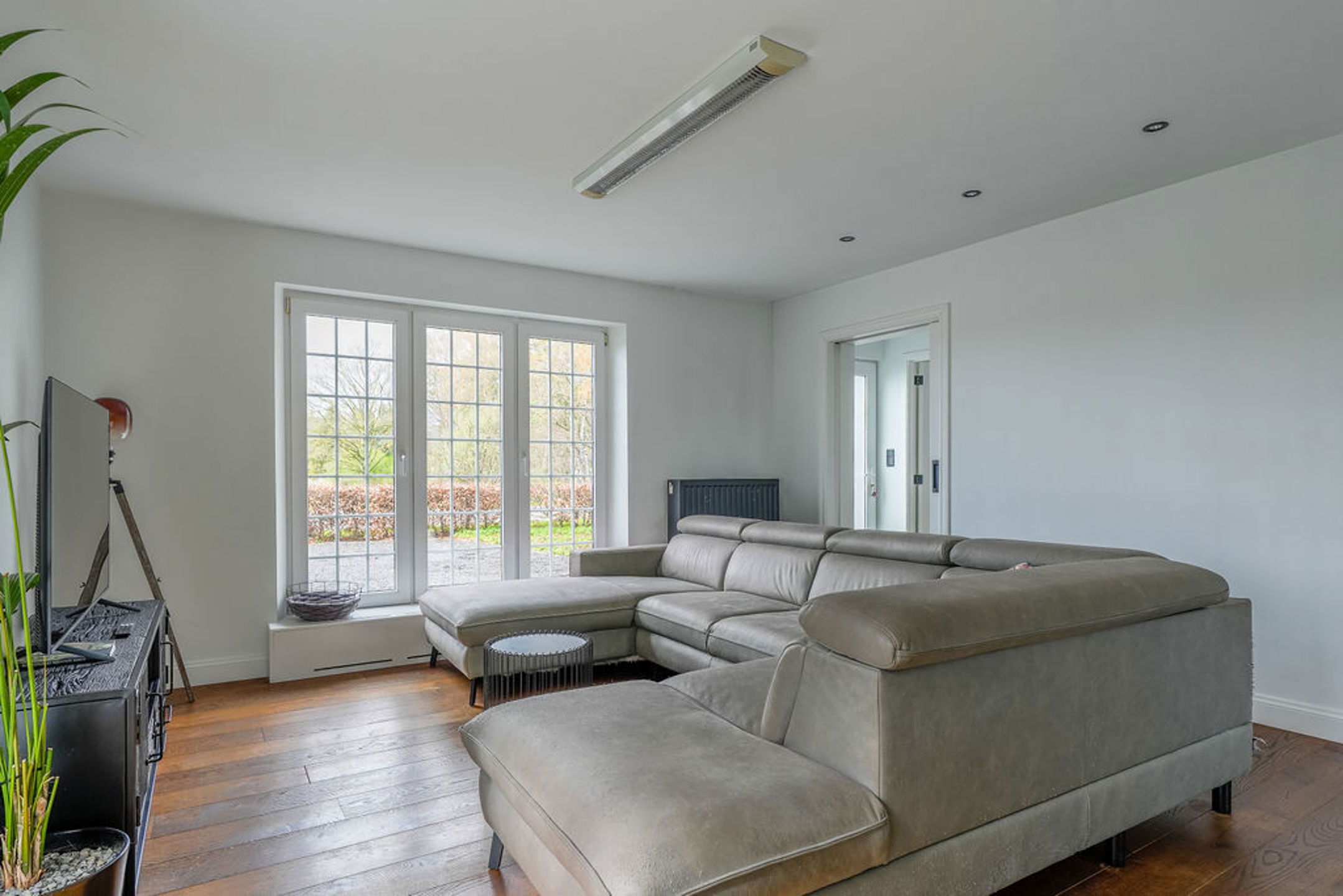 Charmante woning met ruime tuin en garage - foto 5