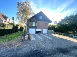 Menen : Villa met 3 slaapkamers, tuin en 3 garages te MenenIndeling:  * -1 : kelder * Gelijkvloers: 2 slaapkamers, badkamer en 3 garages * 1ste...