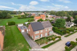<p><span>In een rustige en aangename woonwijk, op wandelafstand van het centrum van Sint-Katelijne-Waver, bevindt zich deze uitstekend onderhouden halfopen bebouwing. De woning combineert een ruime en praktische indeling met aangename leefruimtes, een mooie tuin en een vlotte bereikbaarheid.</span></p><p><span>Bij het betreden van de woning verwelkomt een royale inkomhal u, met gastentoilet. De lichtrijke leefruimte vormt het hart van de woning en sluit aan op de ruime, volledig geïnstalleerde keuken. Aansluitend bevinden zich een praktische wasplaats/berging en een veranda die een aangename verbinding vormt met de tuin. Op het gelijkvloers is er bovendien een badkamer.</span></p><p><span>Op de eerste verdieping bevinden zich drie royale slaapkamers en een afzonderlijk toilet. Daarnaast biedt de zolder extra bergruimte.</span></p><p><span>Ook buiten heeft deze woning heel wat te bieden. De aangename tuin biedt volop ruimte om te ontspannen en te genieten van het buitenleven. Verder beschikt deze eigendom over een dubbele garage en werkhuis, ideaal voor hobbyisten, klussers of wie extra opslagruimte wenst.</span></p><p><span>Op energetisch vlak scoort de woning gunstig dankzij verschillende recente investeringen, waaronder het recent gerenoveerde dak (2024), zonnepanelen en een lucht-luchtwarmtepomp.</span></p><p><span>Dankzij de rustige ligging, de nabijheid van het centrum en de uitstekende bereikbaarheid is dit een bijzonder interessante woning voor wie comfortabel en praktisch wil wonen.</span></p>