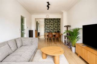 <p><span> </span></p><p><span>Plan</span></p><p><span>- hall d'entrée</span></p><p><span>- salon et salle à manger</span></p><p><span>- cuisine équipée</span></p><p><span>- chambre avec placards encastrés</span></p><p><span>- salle de bains avec baignoire, lavabo et WC</span></p><p><span>- terrasse</span></p><p><span>- cave privative</span></p><p><span> </span></p><p><span>Parties communes de l'immeuble</span></p><p><span>- pas d'ascenseur</span></p><p><span>- toiture rénovée et isolée (2026)</span></p><p><span>- chauffage central individuel au gaz</span></p><p><span> </span></p><p><span>Particularités</span></p><p><span>- emplacement central dans le centre de Mortsel</span></p><p><span>- stores pare-soleil à l'avant</span></p><p><span>- installation électrique conforme</span></p>