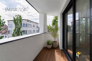<p><span>Nieuwbouwappartement (81 m²) met 2 slaapkamers en zuid-georiënteerd terras (6 m²) in Antwerpen (2020).</span></p><p><span> </span></p><p><span>Het pand is gelegen op de hoek van twee eenrichtingsstraten. Er is een ruim aanbod aan bussen en trams beschikbaar en ook aan velo-stations is er geen gebrek in de nabije omgeving. Verder bereik je de oprit tot de snelweg in slechts enkele minuten.</span></p><p><span> </span></p><p><span>Het hoekappartement maakt deel uit van een nieuwbouwproject bestaande uit vier appartementen en wordt verkocht onder standaard registratierechten zijnde 2 of 12%! Het is gelegen op de tweede verdieping. Er is een lastenboek aanwezig en bij voltooiing van het project zal het appartement over een uiterst gunstige EPC-score A beschikken. Het appartement zal voorzien worden van een warmtepomp, vloerverwarming, ventilatiesysteem D, en zonnepanelen met 1.500 Wp (+- 1.275 kWh per jaar). De buitenmuren worden geïsoleerd met 14cm PUR, de vloerisolatie met 10cm gespoten PUR, dakisolatie 16cm PUR (platte daken) en 22cm minerale wol (tussen balken, hellende daken). Het buitenschrijnwerk wordt uitgevoerd in aluminium Reynaers. </span></p><p><span> </span></p><p><span> </span></p><p><span>Het appartement heeft een mooie oppervlakte van 81 m² en heeft een gunstige indeling. De leefruimte met open keuken is 36 m² groot en je geniet hier van veel lichtinval dankzij de ligging in de hoek van het gebouw. Van hieruit heb je ook toegang tot het zuid-georiënteerde terras (6 m²). Verder zijn er twee volwaardige slaapkamers van 12 m² en 15 m² aanwezig en ook beschikt het appartement nog over een badkamer van 7 m², een aparte wc en aparte berging (3 m²).</span></p><p><span> </span></p><p><span>Ben je op zoek naar een appartement waarin je zonder zorgen je intrek kan nemen? Mis deze kans niet! Bewoonbare opp. 81 m² ref.: bruto vloeropp. EPC. Voor meer info of een gratis schatting surf naar </span><span><span>www.hansimmo.be</span></span><span><br /><br /></span></p><p><span><br /><br /></span></p>