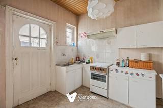 <p><span>Te renoveren karaktervolle HOB met 3 slaapkamers gelegen op een perceel van 4a12ca te Beringen-Mijn.</span></p><p><span> </span></p><p><span>Belangrijkste troeven: </span></p><p><span>- Centrale ligging</span></p><p><span>- 3 slaapkamers</span></p><p><span>- Te renoveren</span></p><p><span>- Vernieuwd dak</span></p><p><span>- Zolder met vaste trap en potentieel tot het omvormen van een extra slaapkamer</span></p><p><span>- Tuin met extra bergruimte</span></p><p><span>- Garage</span></p><p><span> </span></p><p><span>Bekijk zeker ook de foto's en de grondplannen met de afmetingen. Zo krijgt u van thuis uit al een perfect beeld van wat deze woning te bieden heeft!</span></p><p><span> </span></p><p><span>Wenst u meer info of een vrijblijvende bezichtiging, contacteer dan ons kantoor op het nummer 011 85 15 15 en wij helpen u graag verder. </span></p>