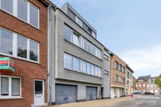 <p><span>INTERESSANT GELEGEN OPBRENGSTEIGENDOM MET 3 RUIME APPARTEMENTEN EN AUTOSTAANPLAATSEN.</span></p><p><span>Dit solide en goed onderhouden gebouw is gelegen nabij het centrum van Willebroek en het station.</span></p><p><span>Winkels, scholen, openbaar vervoer, ... zijn bereikbaar binnen wandelafstand. De nabijheid van de A12 verzekert een vlotte bereikbaarheid.</span></p><p><span> </span></p><p><span>Het gebouw omvat 3 aangename, ruime en comfortabele appartementen en 4 autostaanplaatsen.</span></p><p><span>Elk appartement beschikt over een cv-ketel op gas en een conforme elektrische installatie.</span></p><p><span>Het gebouw genereert stabiele huurinkomsten en vormt een opportuniteit voor investeerders.</span></p><p><span> </span></p><p><span>Gelijkvloers: Inkomhal appartementen / gemeenschappelijke bergruimte / verhuurder autostaanplaatsen</span></p><p><span>1ste verd. 104 m²: Inkomhal / lichtrijke leefruimte met eetplaats en salon (40 m²) / keuken met laden en kasten / bergruimte / nachthal / 2 slaapkamers (3,58 x 3,43m; 3,43 x 2,9m) / badkamer met dubbele wastafel en ligbad met douchestang.</span></p><p><span>2de verd. 104 m²: Inkomhal / lichtrijke leefruimte met eetplaats en salon (40 m²) / keuken met laden en kasten / bergruimte / nachthal / 2 slaapkamers 3,58 x 3,43m; 3,43 x 2,9m) / badkamer met dubbele wastafel en ligbad met douchestang.</span></p><p><span>3de verd. 80 m²: Inkomhal / aangename leefruimte met eetplaats en salon (30 m²) / keuken met laden en kasten / bergruimte / nachthal / slaapkamer (4,62 x 3,44m) / badkamer met dubbele wastafel en ligbad met douchestang.</span></p><p><span> </span></p><p><span>EPC 1ste verd. - 223 kWh/m² - UC: </span><span></span><span>20221215-0002756521-RES-1</span></p><p><span>EPC 2de verd. - 138 kWh/m² - UC: </span><span>20221215-0002756532-RES-1</span></p><p><span>EPC 3de verd. - 241 kWh/m² - UC: </span><span>20221215-0002756552-RES-1</span></p><p><span> </span></p><p><span>Detail huurinkomsten en bijkomende info huurovereenkomsten beschikbaar op aanvraag.</span></p><p><span> </span></p><p><span> </span></p><p><span> </span></p><p><span> </span></p>