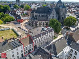 Op wandelafstand van de Markt. Bestaande uit: Inkomhal, living in parket met open haard, open ingerichte keuken, eetplaats/bibliotheek, 3...
