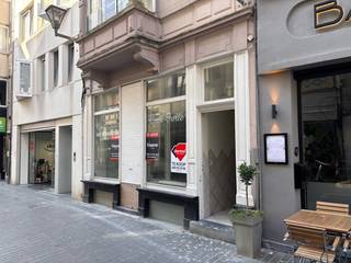 Opbrengsteigendom bestaande uit een handelsgelijkvloers, 3 appartementen met 1 slaapkamer en een kantoorruimte gelegen in een achterbouw. Dit gebouw is ideaal gelegen in een commerciële buurt met veel voorzieningen, zoals openbaar vervoer, scholen en winkels. Alle appartementen hebben een eigen ingang en teller. Het is een ideale investeringsopportuniteit voor wie op zoek is naar een stabiel inkomen uit vastgoed.<br /> 