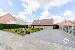 Deze alleenstaande woning is gelegen op een grondoppervlakte van 1304 m² en bestaat uit: <br /><br />Zéér ruime oprit - inkomhal - toilet - living (met parketvloer) - keuken - berging - wasplaats - bureauruimte - dubbele garage - carport - polyvalent gebouw bestaande uit een grote ruimte (ideaal voor vrij beroep, hobbyruimte, kinderopvang) en een sanitaire blok en toilet - groot terras - tuin - tuinhuis - nachthal - 4 slaapkamers waarvan 1 momenteel ingericht is als volledige dressingruimte - badkamer - zolder. <br /><br />Troeven van deze woning: <br />- bewoonbare oppervlakte van 237 m²<br />- energielabel C<br />- alarm aanwezig<br />- instapklaar<br /><br />Neem vandaag contact voor een bezoek ter plaatse.