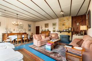 <p>Ruime halfopen bebouwing in het centrum van Evergem die privé woning combineert met een handelsruimte.<br />Fantastische ligging, letterlijk onder de kerktoren van de Christoffelkerk! <br />Optimaal wooncomfort en commercieel zeer interessant.<br />Dankzij perceel van 650m² beschikt deze eigendom eveneens over een leuke tuin met zonneterras. </p><p>De privéwoning is toegankelijk via afzonderlijke inkom.<br />De woning is gelijkvloers ingedeeld in een ruime leefruimte met aansluitend keuken, berging, badkamer en tuinberging.<br />Op het 1e verdiep zijn drie grote slaapkamers ingericht. <br />Het dakverdiep bestaat uit 2 grote zolderruimtes die perfect in extra slaapkamer, bureau of hobbyruimte kunnen worden omgetoverd..<br />Dankzij de royale volumes beschikt deze woning over alle troeven om uit te groeien tot een comfortabele gezinswoning.</p><p>Het handelspand (70m²) bestaat uit de handelsruimte zelf met aansluitend een kitchenette en sanitaire ruimte.<br />Momenteel verhuurd als kapperszaak. Huurcontract te respecteren!</p><p>De woning valt onder de renovatieverplichting vanwege EPC-label F. <br />Mits de nodige renovaties biedt deze eigendom een uitzonderlijke kans om uw droomwoning met karakter en naar eigen smaak in te richten.</p><p>Voornaamste troeven:<br />✔ Halfopen bebouwing op fantastische ligging<br />✔ Woning met handelsruimte (kapsalon)<br />✔ Perceel van 650 m²<br />✔ 3 ruime slaapkamers<br />✔ 2 zolderruimtes met potentieel voor extra kamers<br />✔ Grote tuin<br />✔ Veel woonruimte en uitbreidingsmogelijkheden<br />✔ Ideaal voor zelfstandigen, gezinnen of investeerders</p><p>Een eigendom boordevol potentieel, waar ruimte, wonen en ondernemen samenkomen.<br />Bovendien ook uitermate geschikt als opbrengsteigendom.<br />Laat u verrassen door de mogelijkheden die deze woning te bieden heeft!</p><p>Contacteer Idriss vandaag nog voor meer informatie of om een bezoek in te plannen.<br />Mobiel : 0487 178 314 of via mail : idriss@vastgoeddevos.be</p>