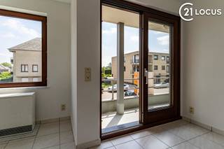 <div>
<div>
<section>
<div>
<div>
<div>
<div>
<div>
<div>
<p><span>Instapklaar appartement van 125 m² met 2 ruime slaapkamers en optionele garage in Burcht</span></p>
<p><span>Bent u op zoek naar een ruim appartement waar u zonder verbouwingen kunt intrekken? Dan is dit verzorgd appartement op de eerste verdieping aan de Idsteinlaan 40 in Burcht absoluut een bezoek waard.</span></p>
<p><span>Met een bewoonbare oppervlakte van maar liefst 125 m² biedt dit appartement uitzonderlijk veel ruimte. De lichtrijke leefruimte vormt het hart van de woning en geeft toegang tot het zonnige balkon van 7 m². De volledig vernieuwde keuken is een echte meerwaarde en sluit aan op een praktische was- en bergplaats.</span></p>
<p><span>Verder beschikt het appartement over twee volwaardige slaapkamers van ca. 20 m² en 13 m², een badkamer en een afzonderlijk gastentoilet.</span></p>
<p><span>De woning werd recent opgefrist met nieuwe vloeren in de slaapkamers, fris geschilderde muren en een grondige opfrisbeurt, waardoor u hier onmiddellijk kunt intrekken.</span></p>
<p><span>Troeven:</span><br /><span>✔ 125 m² bewoonbare oppervlakte</span><br /><span>✔ Vernieuwde keuken</span><br /><span>✔ 2 ruime slaapkamers</span><br /><span>✔ Balkon van 7 m²</span><br /><span>✔ Garage optioneel aan te kopen</span><br /><span>✔ Instapklaar</span><br /><span>✔ EPC C (239 kWh/m² jaar)</span><br /><span>✔ Centrale ligging nabij winkels, scholen en openbaar vervoer</span></p>
<p><span>Vraagprijs appartement: €319.000</span><br /><span>Garage optioneel aan te kopen.</span></p>
<p><span>Interesse? Contacteer ons vandaag nog voor een bezoek.</span></p>
</div>
</div>
</div>
</div>
</div>
</div>
</section>
</div>
</div>
<div></div>