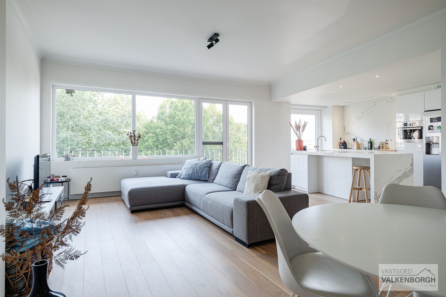 Luxueus gerenoveerd appartement met 2 slpks, gelegen aan het Kolonel Dusartplein. - foto 2