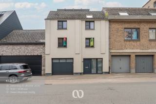 Ben jij op zoek naar een betaalbare en centraal gelegen woning met een goede EPC-score in Oudenaarde? Gevonden!<br /><br />De praktische garage, de uitstekende ligging op een boogscheut van winkels, scholen en openbaar vervoer, en de lichtrijke ruimtes zijn maar enkele van de vele troeven die we hier terugvinden.<br /><br />INDELING:<br /><br />GLV:<br />Je kan de woning betreden via de inkomhal of rechtstreeks via de garage, wat zorgt voor extra comfort en gebruiksgemak.<br /><br />1eV:<br />Op het eerste verdiep bevindt zich het leefgedeelte. Hier vinden we een open leefruimte met keuken, een praktische wasplaats en een gastentoilet.<br /><br />2eV:<br />Op het tweede verdiep kom je boven in een ruime nachthal die perfect kan dienen als bureau of hobbyruimte. Verder bevinden zich hier twee slaapkamers en een badkamer.<br /><br />Ben jij op zoek naar een betaalbare woning met garage en een centrale ligging in Oudenaarde? Aarzel dan zeker niet en plan vandaag nog je bezoek in!