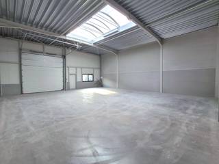Op het gloednieuwe bedrijvenpark MG PARK ARSELA in Aarsele kan u deze kwalitatieve KMO-unit van ca. 174 m² terugvinden. Dankzij de centrale ligging is deze unit uitermate geschikt. Het park geniet een zichtlocatie langs de N35 (Tielt-Deinze) en ligt op amper 12 km van de E17 en E40. Brugge, Gent en Kortrijk zijn vlot bereikbaar.<br /><br />De unit is casco afgewerkt en opgebouwd uit een staalstructuur in combinatie met een betoplint en geïsoleerde sandwichpanelen. Er is een vrije hoogte van 5 meter en toegang via een automatische sectionale poort (4m breed x 4,2 m hoog). Er is eveneens een aparte toegangsdeur.<br /><br />Verder is er nog aanwezig: een lichtdoorlatend rookluik, geïsoleerd dak, regenwaterput van 5.000 liter, polybetonvloer en dak met draagkracht voor zonnepanelen (0,15 kN/m²).<br /><br />Er is ook een privatieve parkeerplaats inbegrepen, vlak voor de unit. Daarnaast is er ruime parkeergelegenheid achteraan de site.<br /><br />Indien u als huurder een sanitaire voorziening wenst, is dit in samenspraak met de verhuurder.<br /><br />Deze unit kan zowel voor opslag als productie/werkplaats gebruikt worden.<br /><br />Er wordt een maandelijkse provisie aangerekend voor de gemeenschappelijke kosten.<br /><br />Prijs: € 750/mnd excl. BTW<br /><br />PLUSPUNTEN:<br />* NIEUWBOUW<br />* RUIM<br />* LIGGING<br />* ELEKTRISCHE POORT<br />* PARKEERPLAATS VOORZIEN