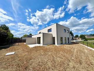 Deze moderne en praktische nieuwbouwwoning ligt op een zeer goede ligging te Evergem en ligt op een ideaal ZUIDgericht perceel ! Deze woning is ideaal voor wie zoekt naar een prachtige nieuwbouw met alle comfort op een zeer strategische ligging ! De ruimtes zijn meer dan logisch en er werd gekozen voor warme, tijdloze &amp; smaakvolle materialen !<br />Troeven: <br />- Halfopen bebouwing op een ideaal perceel van 381m² - ZUIDgericht; <br />- Volledig afgewerkt - NIEUWBOUW EERSTE BEWONING !<br />- TOPLIGGING te Evergem !<br />- E-peil 0 - mede door de vooruitstrevende energievoorzieningen !<br />- Verwarming via warmtepomp (vloerverwarming met aparte thermostaten); <br />- Aanwezigheid zonnepanelen (5.400Wp) + THUISBATTERIJ (5kW) !!<br />- Ventilatiesysteem + domotica + inbouw spots;<br />- Op maat gemaakte OPEN KEUKEN (incl. toestellen); <br />- PRACHTIGE BADKAMER met bad &amp; inloopdouche;<br />- 2 toiletten (beneden en boven);<br />- 3 ruime slaapkamers;<br />- Inpandige garage;<br />- Regenwaterput (7.500L);<br />- Prijs is excl. 21% BTW (constructie) en registratierechten op de grond.<br /><br />Indeling: inkom, apart toilet, leefruimte met open keuken en de inpandige garage met wasplaats.<br />1ste verdieping: nachthal, apart toilet, 3 slaapkamers en de badkamer met bad &amp; douche. <br />+ de aangename tuin met zonneterras.<br />+ de praktische oprit. <br /><br />ABSOLUTE AANRADER !<br />Meer info of een bezoek ter plaatse? Bel WIJSvastgoed op +32 9 395 80 10 !