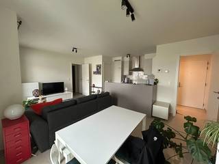 Modern 1-slaapkamerappartement met terras en autostaanplaats in Antwerpen<br />In de Paleisstraat bevindt zich dit verzorgd en modern appartement in een recent gebouw van 2017. Dankzij de centrale ligging geniet u van een vlotte bereikbaarheid, winkels, openbaar vervoer en gezellige horecazaken in de nabije omgeving.<br />Het appartement omvat een inkomhal, een lichtrijke leefruimte met open, volledig geïnstalleerde keuken, één ruime slaapkamer en een moderne badkamer uitgerust met een inloopdouche. Verder is er een aparte gastentoilet aanwezig.<br />Een absolute troef is het aangename terras dat zowel bereikbaar is via de woonkamer als via de slaapkamer.<br />Daarnaast beschikt het appartement over een private kelderberging, een gemeenschappelijke fietsenberging en een ondergrondse autostaanplaats.<br />75 euro gemeenschappelijke kosten.<br />Beschikbaar vanaf 1 september 2026. Het appartement wordt nog volledig geschilderd.<br /> 