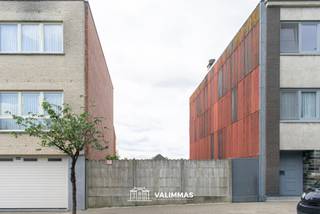 VALIMMAS verkoopt te Zellik deze welgelegen grond in woongebied. Na het bekomen van een geldige omgevingsvergunning geschikt voor een kleinschalig project of dubbelwoonst... 
Ideaal georiënteerd naar het zuid-zuidwesten.   

	niet gelegen binnen de grenzen van een goedgekeurde verkavelingsvergunning of BPA
	voor een gesloten bebouwing met residentieel karakter
	gabariet aan te sluiten op de aanpalende gebouwen, gelijkvloers en twee verdiepingen 
	inplanting gelijkvloers: ± 7,50 x 15m = 112m²
	gemeentelijke parkeerverordening van toepassing 
Bovenstaande inlichtingen steeds onder voorbehoud van het bekomen van een geldige omgevingsvergunning.