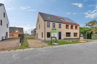 <p>Ontdek deze nieuwbouw halfopen bebouwing op een perceel van 344 m², gelegen op een rustige maar tegelijk centrale locatie. Met een bewoonbare oppervlakte van 206 m² biedt deze woning alle ruimte en comfort die een gezin nodig heeft. Op het gelijkvloers vindt u een lichtrijke living met aansluitende keukenruimte, een badkamer en een praktische berging. Op de eerste verdieping zijn er drie ruime slaapkamers voorzien en een badkamer, terwijl het tweede verdiep nog eens twee extra slaapkamers en een berging telt – ideaal voor een groot gezin of wie nood heeft aan een bureau of hobbykamer.<br /><br />De woning wordt wind- en waterdicht verkocht, waardoor u zelf nog uw persoonlijke toets kan toevoegen aan de afwerking: keuze van vloeren, keuken, badkamer en meer. Offertes voor verdere afwerkingen zijn beschikbaar. De voegwerken zijn reeds inbegrepen in de prijs, waarbij u als koper de vrijheid hebt om de kleur te kiezen. Daarnaast is ook een oprit in steenslag voorzien.<br /><br />Koop voor 31/12/2025: gratis aanleg van terras en tegels naar keuze!</p>
<p>Kortom: een ruime en moderne gezinswoning met tal van mogelijkheden, op een toplocatie waar rust en bereikbaarheid hand in hand gaan.<br /><br />Aankoop onder 21% BTW.</p>