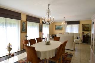 Deze charmante bungalow bevindt zich in een rustige straat te Harelbeke. De ligging is bijzonder gunstig; op wandel- en fietsafstand...