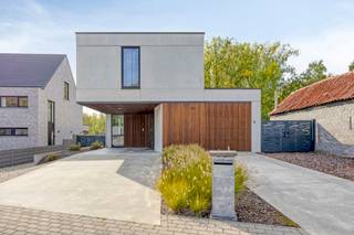 4-façades très récente et extrêmement économe en énergie (niveau E10) offre une vue magnifique sur la verdure. Cette maison moderne allie un...