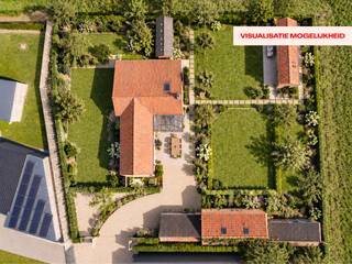 Te renoveren hoeve op 1.350 m² met landelijk karakter in Lichtervelde<br /><br />Op zoek naar een eigendom waar u nog volledig uw eigen verhaal van kunt maken? In de Moerplasstraat in Lichtervelde bevindt zich deze te renoveren hoeve op een ruim perceel van 1.350 m².<br />De eigendom biedt een interessante basis voor wie niet op zoek is naar een afgewerkte woning, maar net de vrijheid wil om een renovatieproject volledig naar eigen smaak en behoeften uit te werken. <br /><br />De grote troef is zonder twijfel de combinatie van ruimte, landelijk karakter en bereikbaarheid. Rondom de woning is er heel wat buitenruimte en bevinden zich verschillende bestaande bijgebouwen. Wie houdt van groen, buitenleven en een renovatie met karakter vindt hier dan ook een interessante opportuniteit.<br /><br />Ondanks de landelijke omgeving is de bereikbaarheid uitstekend. Dankzij de nabijheid van de E403 zijn onder meer Lichtervelde, Roeselare, Torhout en Brugge vlot bereikbaar.<br /><br />Troeven op een rij:<br />• Perceel van ca. 1.350 m²<br />• Te renoveren woning met veel mogelijkheden<br />• Verschillende bestaande bijgebouwen<br />• Veel buitenruimte<br />• Landelijke ligging<br />• Vlotte verbinding met de E403<br />• P-score A & G-score A<br />• Geen aanwijzingen voor bodemverontreiniging<br />• Mogelijkheid tot Ventilus-vergoeding<br /><br />Een eigendom voor wie verder kijkt dan de huidige toestand en vooral de ruimte en mogelijkheden ziet om hier een eigen thuis van te maken.<br />Benieuwd naar de mogelijkheden van deze eigendom?<br /><br />Contacteer Simon voor meer informatie of een bezoek via 0498 12 37 08 of simon@vicusvastgoed.be.