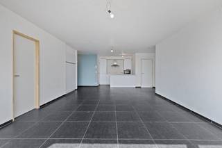 Op een toplocatie in het bruisende Dok-Noord vindt u dit stijlvol één slaapkamer appartement met zonnig terras. Gelegen op de vierde verdieping van een recent gebouw, combineert dit appartement hedendaags comfort met een levendige stadsomgeving.Indeling: Inkomhal met toilet - berging - grote leefruimte - open keuken - terras - slaapkamer - badkamer.De gemeenschappelijke kosten onder de vorm van een provisie bedragen 120,00 euro/maand en dienen voor het onderhoud van de gemene delen.Er is ook een autostaanplaats bij te huren voor 100,00 euro/maand.Onmiddellijk beschikbaar!