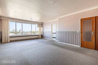 <p><span>Op de zevende verdieping van een appartementsgebouw met lift bevindt zich dit lichtrijke appartement met twee ruime slaapkamers en een prachtig panoramisch uitzicht over de stad Antwerpen. Een unieke kans voor wie op zoek is naar een renovatieproject en de mogelijkheid om een woning volledig naar eigen smaak en wensen in te richten.</span></p><h3><span>Lichtrijk wonen met een indrukwekkend uitzicht.</span></h3><p><span>Bij binnenkomst verwelkomt de inkomhal je met praktische ingebouwde vestiairekasten. Van hieruit krijg je toegang tot de ruime en lichtrijke leefruimte, waar grote raampartijen zorgen voor een aangename natuurlijke lichtinval. De absolute blikvanger? Het weidse, panoramische uitzicht over Antwerpen, dat elke dag opnieuw weet te charmeren.</span></p><p><span>Aansluitend bevindt zich de keuken, die tal van mogelijkheden biedt om een eigentijdse en functionele ruimte te creëren. Een aparte berging zorgt voor bijkomend opberggemak.</span></p><h3><span>Twee ruime slaapkamers en een gezellig terrasje.</span></h3><p><span>Het appartement beschikt over twee volwaardige, ruime slaapkamers, die flexibel kunnen worden ingericht naar eigen behoefte. Achteraan bevindt zich een klein terras, waar je even kan genieten van de buitenlucht.</span></p><p><span>Verder beschikt het appartement over een afzonderlijk toilet en een badkamer, die volledig naar eigen smaak kunnen worden vernieuwd.</span></p><h3><span>Een renovatieproject met toekomst.</span></h3><p><span>Hoewel het appartement een volledige renovatie vraagt, biedt het bijzonder veel potentieel. De aangename lichtinval, de praktische indeling en vooral het indrukwekkende uitzicht vormen de ideale basis om hier een hedendaagse thuis van te maken.</span></p><p><span>Tot slot is er nog een private kelderberging aanwezig, ideaal voor extra opslagruimte.</span></p><h3><span>Maak van dit potentieel jouw nieuwe thuis</span></h3><p><span>Ben jij op zoek naar een appartement dat je volledig naar jouw hand kan zetten, met een uitzicht dat nooit verveelt? Dan is dit renovatieproject absoluut een bezoek waard.</span></p><p><span> </span></p><p><span>*Renovatieverplichting:</span><span> Dit appartement is onderworpen aan de renovatieverplichting voor residentiële gebouwen. </span></p>