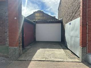 <p>Indoor parking space FOR RENT near the center of Oudenaarde</p><p>Having trouble finding a parking spot in Oudenaarde?<br />Then this parking spot is perfect for you to rent.<br />€55/month (excl. VAT)</p><p>Interested?<br />Request a tour or more information via our website www.immodhondt.be <br /> </p>