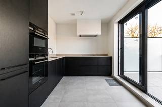 Pal in het centrum van ’s-Gravenwezel bevindt zich dit stijlvol en lichtrijk appartement met twee volwaardige slaapkamers, een zuidwest...