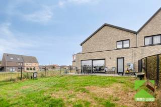 In het landelijke Koninksem bevindt zich deze mooie woning in halfopen bebouwing met bouwjaar 2021. Gelegen in een rustige, residentiële woonwijk en vlot bereikbaar.<br /><br />Indeling:<br />x centrale inkomhal met gastentoilet; <br />x open leefruimte met grote ramen en zicht op terras en tuin; <br />x mooie, goed ingerichte keuken, <br />x ruime berging/wasplaats met buitendeur; <br />x ruime inpandige garage met automatische poort.<br /><br />Op de verdieping: <br />x 3 grote slaapkamers; <br />x badkamer met bad/douche combinatie en dubbele lavabo;<br />x apart toilet; <br />x de grote zolderruimte is bereikbaar via een valluik, ideaal als extra bergruimte. Hier bevindt zich ook het ventilatiesysteem.<br /><br />OPVALLEND<br /> x Jonge energiezuinige woning met EPC-waarde 93 of label A en zonnepanelen;<br /> x Mooie tuin met terras, volledig omheind en met regenwaterkraan;<br /> x Ruime private parkeergelegenheid en inpandige garage.<br /><br />Is dit de woning waar u al zo lang naar zoekt? Plan dan snel een bezichtiging door te bellen naar 012 23 00 23 of stel al uw vragen aan roland@immo-leroi.be.