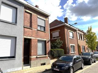 <p><span>GEZINGSWONING AAN DE RAND VAN HET CENTRUM.  </span></p><p><span> </span></p><p><span>In een rustige buurt zonder doorgaand verkeer komt deze gezinswoning aardig uit de hoek. <br />Mooie ruimtes zorgen er voor aangenaam woonplezier, een grote groene tuin voor veel buitenplezier.</span></p><p><span> </span></p><p><span>Inkom met praktische voorplaats die zich graag inzet als berging of bureau/speelhoek. De leefruimte vormt samen met de keuken één groot geheel, een warme aankleding brengt er een veel gezelligheid. Er is een apart toilet en een badkamer. Het eerste verdiep voorziet in 2 mooie kamers. De zolderverdieping is opgedeeld in 2 delen : een derde slaapkamer en een handige bergzolder. Een kelder voorziet in bijkomende bering.</span></p><p><span> </span></p><p><span>Buiten is een grote tuinberging en een groene tuin die ten volle van de zon geniet.  </span></p><p><span> </span></p><p><span>VLOTTE LIGGING<br />MOOIE RUIMTES<br />GROTE ZONNIGE TUIN<br /><br /></span></p>