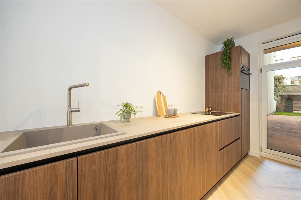 Gerenoveerd gelijkvloers appartement met grote tuin - foto 5