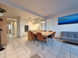 Cet appartement lumineux et prêt à emménager est situé dans un emplacement de premier choix sur la digue de Heist, offrant une vue dégagée et...