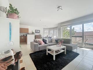 Cet appartement situé dans le centre de Deerlijk recherche de nouveaux résidents. L'appartement a une superficie de 93 m2. Ceci, combiné à un EPC B haut de gamme, en fait un véritable gagnant.<br /><br />DISPOSITION :<br />Deuxième V :<br />- hall d'entrée avec placards intégrés<br />- toilettes pour invités<br />- espace de vie spacieux avec une forme ronde spéciale qui donne une sensation d'espace<br />- terrasse avant<br />- cuisine entièrement équipée avec rangement attenant<br />- chambre 1 avec balcon et armoires encastrées<br />- salle de bain avec douche, lavabo et élément chauffant pour serviettes<br />- chambre 2<br />- garage box requis pour louer 50€ par mois<br /><br />GÉNÉRAL :<br />- Centre-ville de Deerlijk<br />- très spacieux<br />- ÉPIQUE B<br /><br />Le moyen le plus rapide pour visiter cette propriété ? Demandez votre visite via le bouton rouge de notre site web (www.dewaele.com) et vous serez contacté par notre expert en location Jolien. Les rendez-vous ne peuvent pas être pris par téléphone. Si vous avez d'autres questions, veuillez nous contacter par téléphone au 056 605 605.