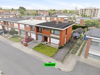 Ben je op zoek naar een ruime woning te koop in Poperinge met tal van mogelijkheden? Deze halfopen gezinswoning in de rustige Elzasdreef biedt een uitstekende basis voor wie graag comfortabel woont en tegelijk zijn eigen stempel wil drukken op zijn nieuwe thuis.<br /><br />Gelegen in een aangename woonwijk binnen de ring van Poperinge geniet deze woning van een rustige ligging met een vlotte bereikbaarheid naar het centrum, scholen, winkels en andere voorzieningen. Met een bewoonbare oppervlakte van 167m² op een perceel van 374m² biedt deze eigendom alle ruimte die een gezin nodig heeft.<br /><br />Via de inkomhal met gastentoilet kom je terecht in de lichtrijke woonkamer met eetplaats. Aansluitend bevindt zich de keuken met extra zitplaats, ideaal voor gezellige familiemomenten. Onder de trap is er een praktische bergruimte voorzien en bovendien beschikt de woning over een inpandige garage.<br /><br />Op de eerste verdieping vind je een ruime overloop, vier volwaardige slaapkamers en een badkamer. Buiten geniet je van een volledig omheinde tuin met terras. De ruime oprit en bijkomende garageberging zorgen voor extra comfort en tal van mogelijkheden.<br /><br />Deze woning in Poperinge werd gebouwd in 1969 en onderging reeds enkele aanpassingen. Met wat verdere opfriswerken creëer je hier moeiteloos een aangename en ruime gezinswoning op een toplocatie nabij het centrum van Poperinge.<br /><br />Interesse in deze woning te koop in Poperinge? Neem vandaag nog contact op met Immo Francois voor een bezoek. Wij begeleiden je graag bij de zoektocht naar jouw nieuwe thuis in Poperinge, Heuvelland, Vleteren en Mesen.<br /><br />Denk je eraan om je woning in Poperinge te verkopen? Neem vrijblijvend contact op met Manon van Immo Francois in Poperinge voor een gratis schatting via manon@immofrancois.be.<br /><br />