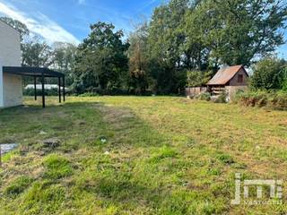 Deze bouwgrond voor open bebouwing vinden we in Houthalen-Helchteren en telt een oppervlakte van 598m².<br /><br />De breedte van de grond aan de straatzijde bedraagt 12m en is zuidwest georiënteerd.<br /><br />Verdere informatie en verkavelingsvoorschriften beschikbaar op kantoor.