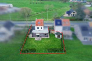 Deze leuke open bebouwing ligt op een mooi perceel van 539 m² en dit op fietsafstand van centrum Torhout en dicht bij Don Bosco, met vlotte verbinding naar uitvalswegen. <br />De woning is recent energetisch gerenoveerd dus klaar voor een mooie toekomst.<br />Dé extra troef hier is het zalige open zicht vanuit de tuin, hier geniet je het jaar rond van je buitenomgeving!<br /><br />Indeling: inkomhal met apart toilet, het leefgedeelte omvat een zitplaats en eetplaats, aansluitend bevindt zich de ruime woonkeuken die uitgeeft op het zonneterras en de tuin, van hieruit geniet je al van het bijzondere open zicht op de tuin, op het gelijkvloers bevindt zich nog een hal die ook verbinding heeft met de tuin, de praktische wasplaats/berging en de badkamer met een douche, ligbad en lavabomeubel. <br />Op de BOVENVERDIEPING vinden we de nachthal en 3 slaapkamers alsook een extra zolderberging.<br />De BUITENOMGEVING omvat private parking voor en naast de woning en de achtertuin met zonneterras en tuinberging.<br />Aarzel niet! Deze gerenoveerde woning, energiezuinig (geïsoleerd, met warmtepomp en zonnepanelen) én met een zalige tuin, wacht op jou!