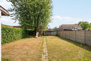 Ruime veelzijdige woning met 5 slaapkamers en polyvalente ruimte – ideaal voor wonen én werkenBent u op zoek naar een eigendom waar wonen, werken en ontspannen moeiteloos gecombineerd kunnen worden? Dan biedt deze ruime en veelzijdige woning alles wat u nodig heeft. Met maar liefst 5 volwaardige slaapkamers, 2 leefruimtes, 2 badkamers en een polyvalente ruimte van circa 55 m².Een absolute troef is de ruime polyvalente ruimte van ongeveer 55 m². Deze leent zich uitstekend voor het uitoefenen van een vrij beroep, praktijk, kantoor of zelfstandige activiteit, maar kan evengoed ingericht worden als hobbyruimte, speelkamer of multifunctionele ruimte. Ook het woongedeelte blinkt uit in ruimte en functionaliteit. Met 2 afzonderlijke leefruimtes zijn er verschillende mogelijkheden om gezellige woon- en ontspanningsplekken te creëren. De woning beschikt bovendien over 5 volwaardige slaapkamers en 2 badkamers, waardoor ze uitermate geschikt is voor een groot of samengesteld gezin.Buiten kunt u volop genieten van een zonnig terras en een gezellige tuin. Aan praktische ruimte is eveneens geen gebrek. De woning beschikt over een extra berging, wasplaats, kelder en zolder, waardoor er bijzonder veel opbergmogelijkheden aanwezig zijn.TROEVEN:* Zonnig terras en gezellige tuin* Kelder en zolder voor bijkomende opslagruimte* Vlot bereikbare ligging* Parkeermogelijkheden voor de deur* Veelzijdige eigendom met tal van mogelijkhedenMeer info of een bezoek: charlotte@immobeguin.be