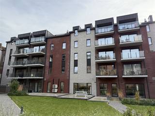 Namen - Ideale locatie in het hart van Namen.Ontdek deze geweldige kans bestaande uit 2 appartementen in een luxe residentie gebouwd in 2023. Het bestaat uit een appartement met 1 slaapkamer (56 m2) en een appartement met 2 slaapkamers (89 m2).De appartementen worden op basis van een langlopend huurcontract tot oktober 2038 verhuurd aan het Agence Immobilière Sociale. Er zijn veel voordelen verbonden aan het verhuren aan een AIS: huurbeheer, gegarandeerde inkomsten, geen roerende voorheffing, opknappen van het pand, belastingvermindering, enz.Totaal jaarlijks inkomen: €9.900Volledig dossier en informatie alleen op aanvraag.Voor meer informatie contacteer Bricksquare: 02/315.25.13 of hello@bricksquare.eu