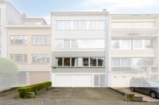 Bent u op zoek naar een ruim appartement dat het comfort van de stad combineert met de rust van de rand? Dit unieke appartement in Laken, perfect gelegen op de grens van Brussel en Vlaams-Brabant, biedt het beste van twee werelden. Het bevindt zich in een kleinschalig gebouw met slechts 4 mede-eigenaars en ligt op wandelafstand van het openbaar vervoer, scholen, supermarkten en lokale handelaars. Het appartement bevindt zich op de eerste verdieping en is vlot bereikbaar met de lift en is als volgt ingedeeld:- Inkomhal- Lichtrijke leefruimte met prachtige, authentieke parketvloer- Terras EN tuin- Keuken met ontbijthoek en handige berging.- Badkamer: Met douche en wastafel- Twee slaapkamersBijkomend zijn nog de uitzonderlijke faciliteiten op het gelijkvloers:-Eigen oprit en garage voor 2 auto’s (in de lengte)- Praktische kelder- Atelier / polyvalente ruimte: Een multifunctionele ruimte mét eigen sanitair. Perfect als hobbyruimte, thuiskantoor, praktijkruimte of extra opslagBent u klaar om dit unieke appartement zelf te ontdekken? Wacht niet te lang, want vastgoed met zulke troeven is uiterst gegeerd. Neem snel contact met ons op voor meer informatie en/of een bezoek ter plaatse!